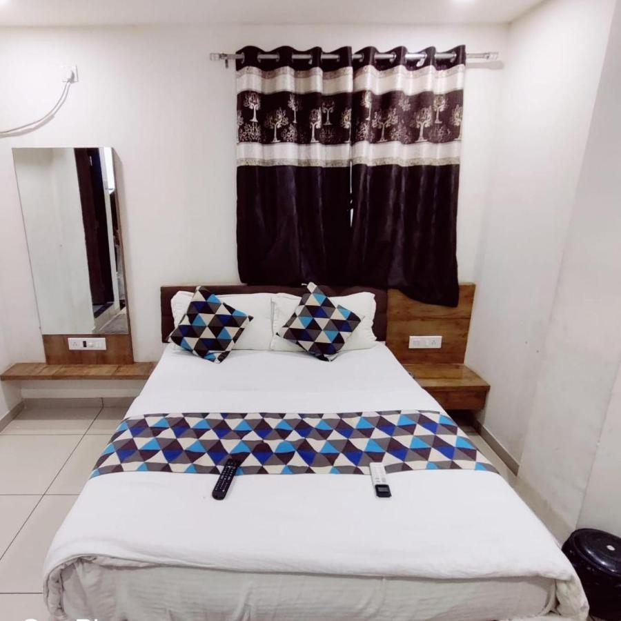 Hotel Mansarovar,ヴァドーダラー エクステリア 写真
