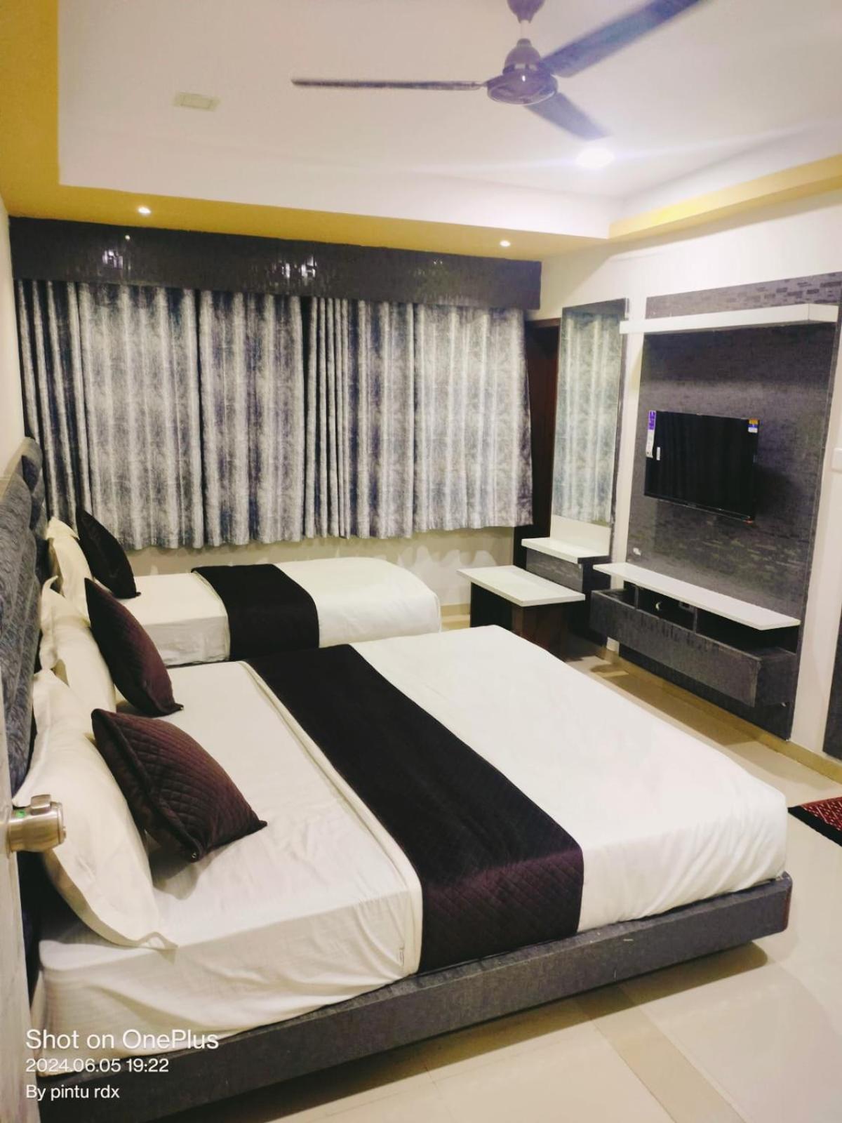 Hotel Mansarovar,ヴァドーダラー エクステリア 写真